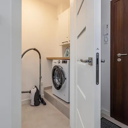 Air-conditioned Seaside With Parking & Balcony By Renters