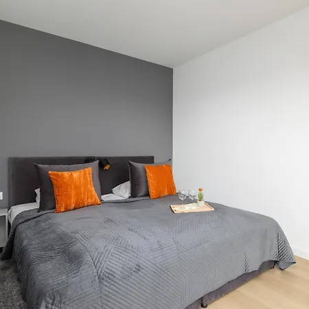 Air-conditioned Seaside With Parking & Balcony By Renters *