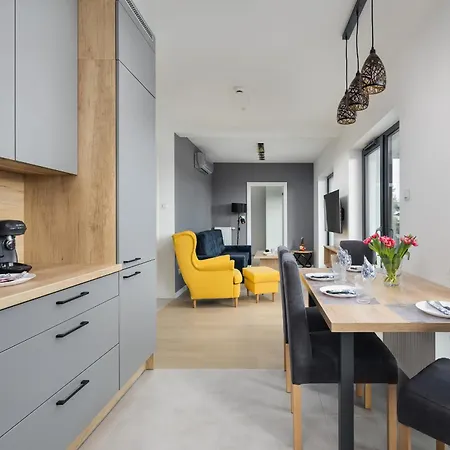 Air-conditioned Seaside With Parking & Balcony By Renters Apartment