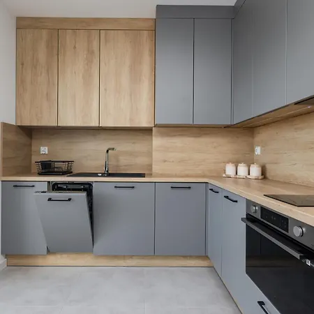 Air-conditioned Seaside With Parking & Balcony By Renters *