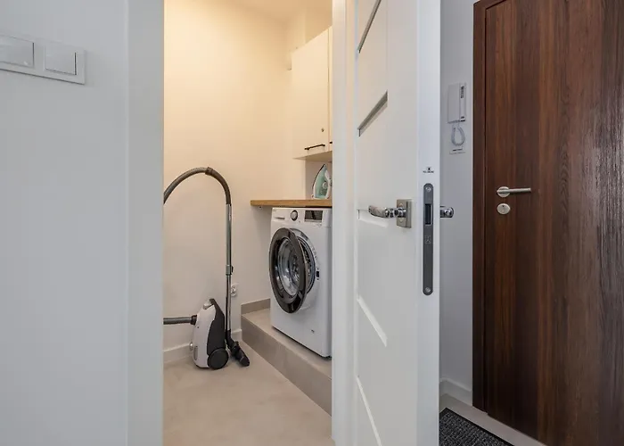 Air-conditioned Seaside With Parking & Balcony By Renters